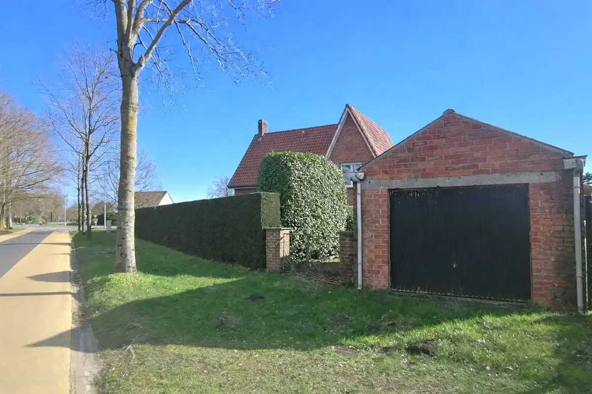 Ruime vrijstaande woning met dubbele toegang, garages en tal van mogelijkheden op strategische ligging in Maldegem. foto 12