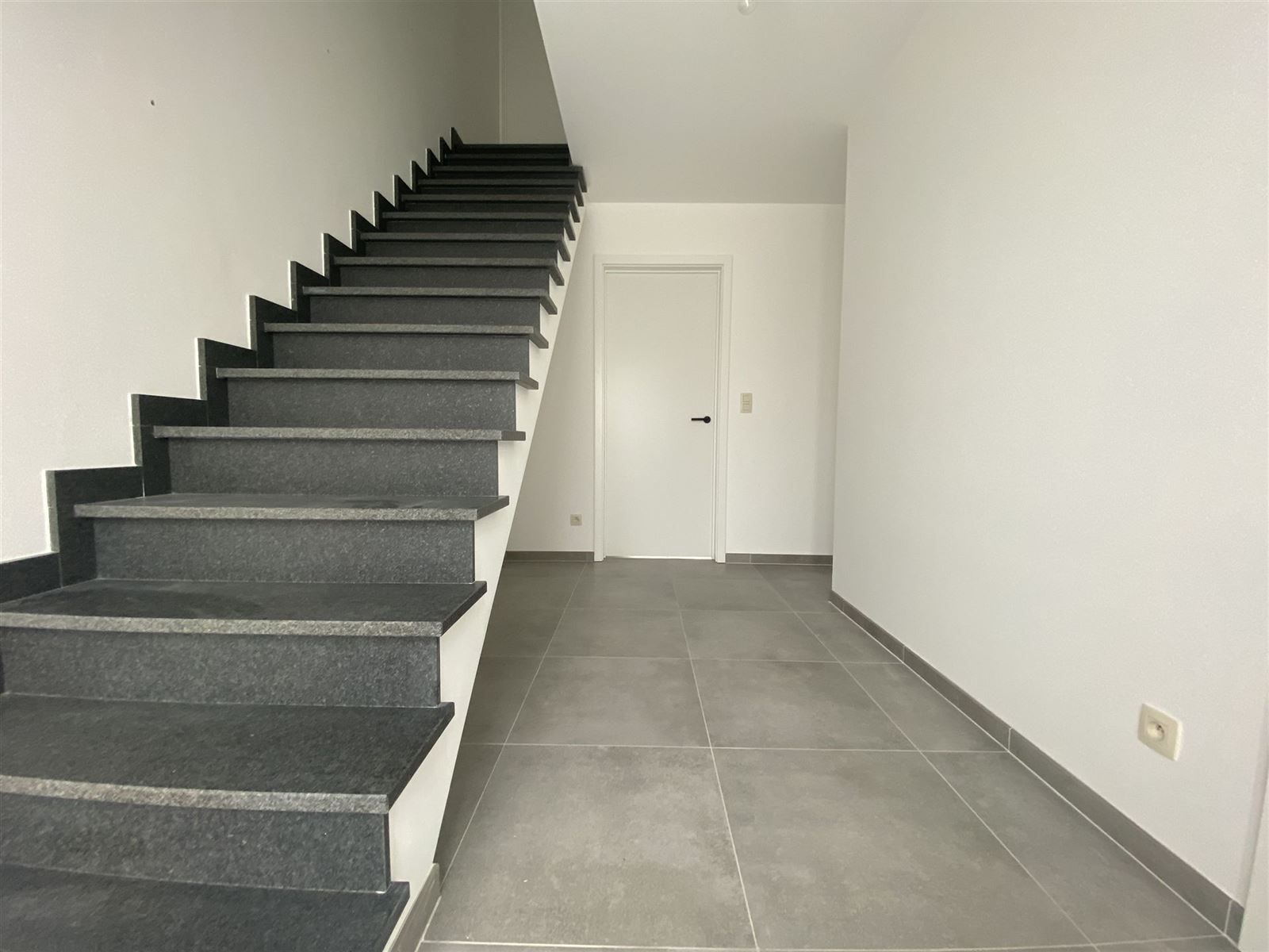 Ruime woning met 3 slaapkamers te huur foto 3