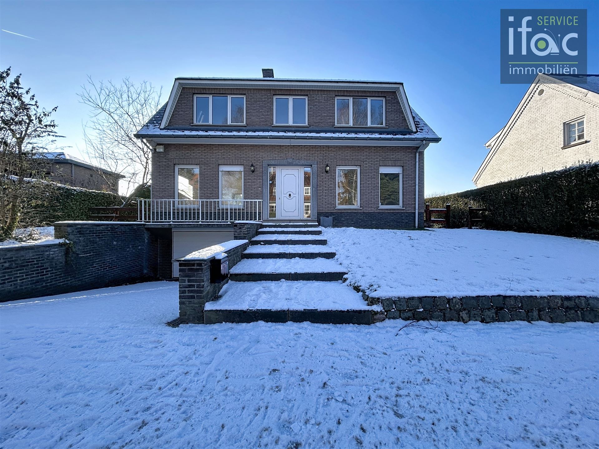 Villa met 5 slaapkamers, 2 badkamers op uitstekende locatie foto {{pictureIndex}}