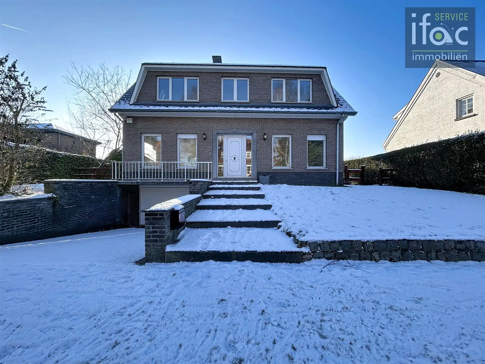 Villa met 5 slaapkamers, 2 badkamers op uitstekende locatie foto {{pictureIndex}}