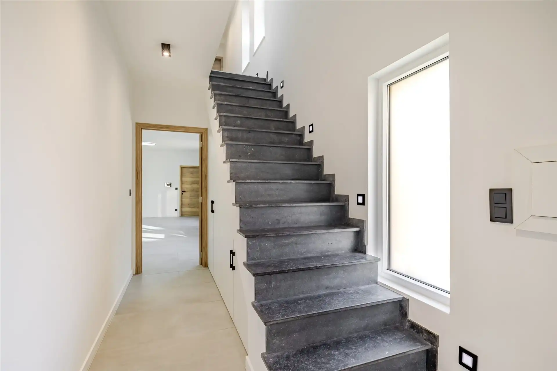 Top gerenoveerde woning met 4 slks, garage en terrassen foto 2