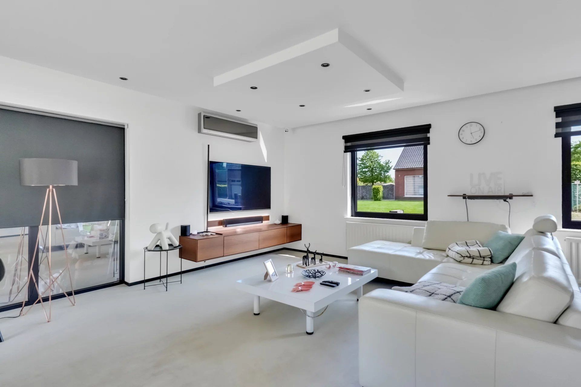 Ruime woning met zwembad op mooi groot perceel foto 6
