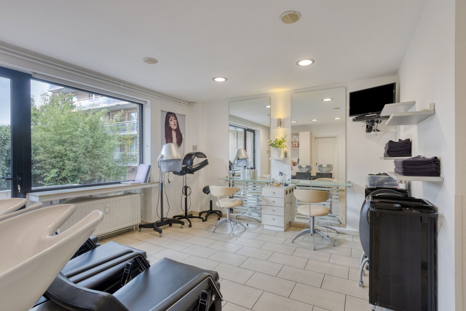 Goed gelegen commercieel pand met kelders foto 7