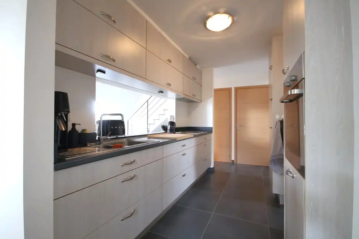 Rustig gelegen duplex appartement, met garage en extra staanplaats op wandelafstand van het centrum van Sint-Truiden. foto 4