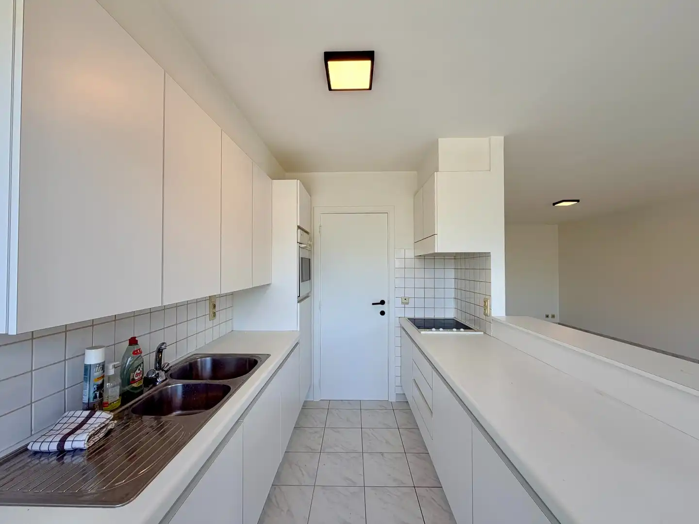 Instapklaar & centraal gelegen appartement met balkon te Roeselare! foto 3