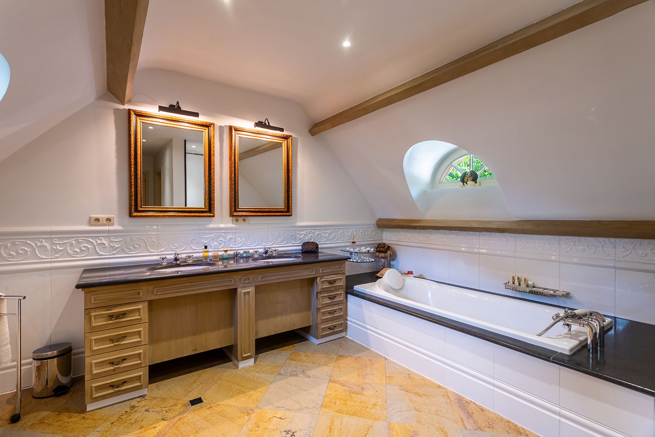 Charmante klasse-villa met rieten dak in bosrijke omgeving foto 36