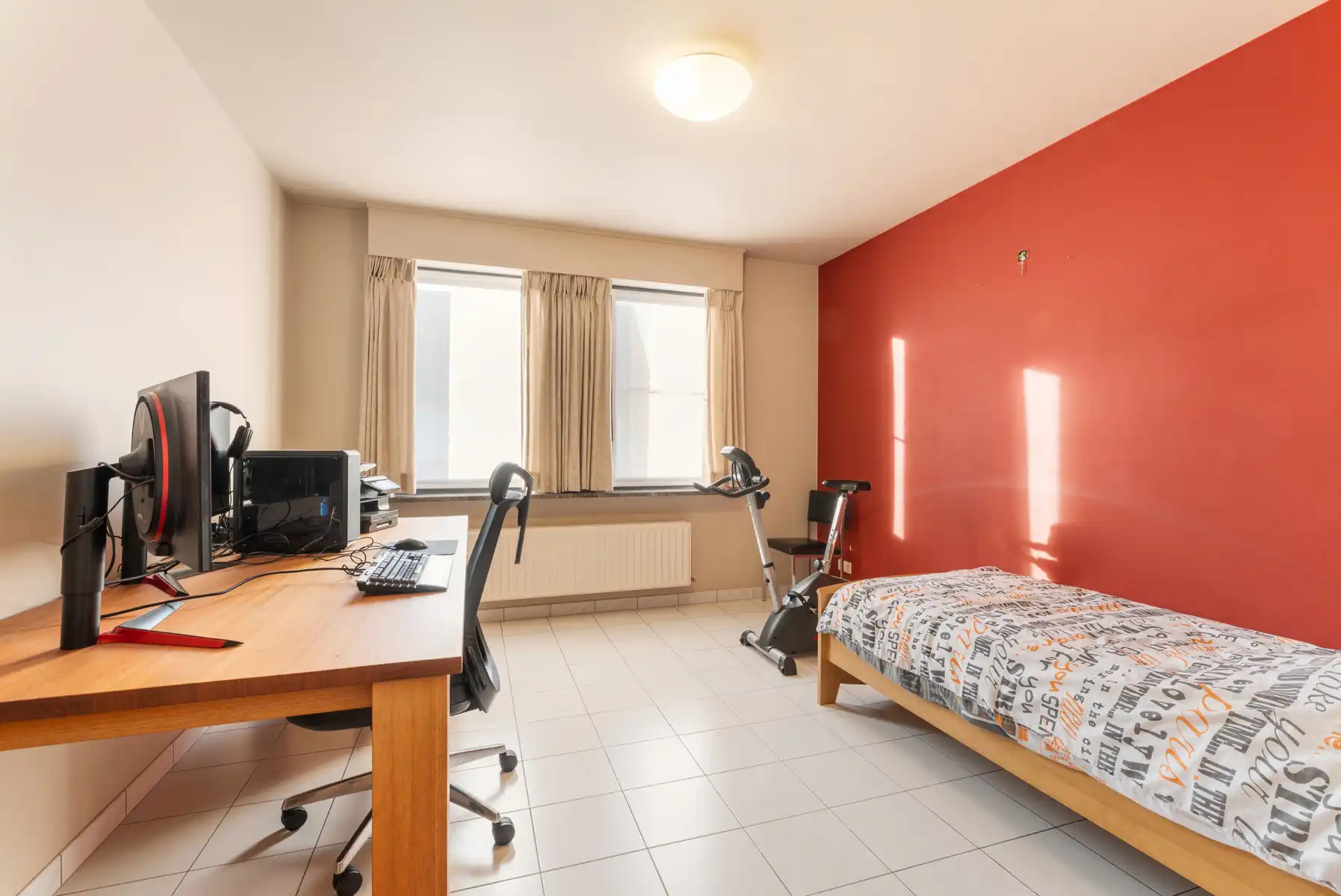 Verzorgde woning met ruim bijgebouw op perceel van 1.369 m² foto 12