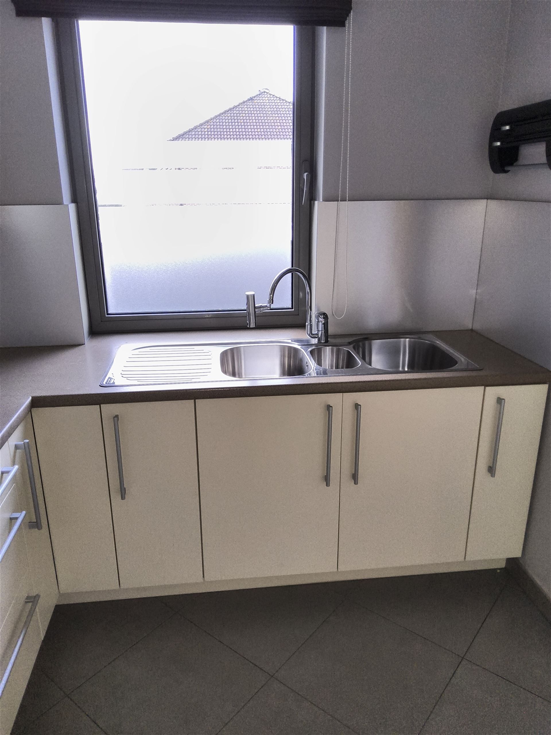 Ruim 2 slaapkamer-appartement met garage foto 12