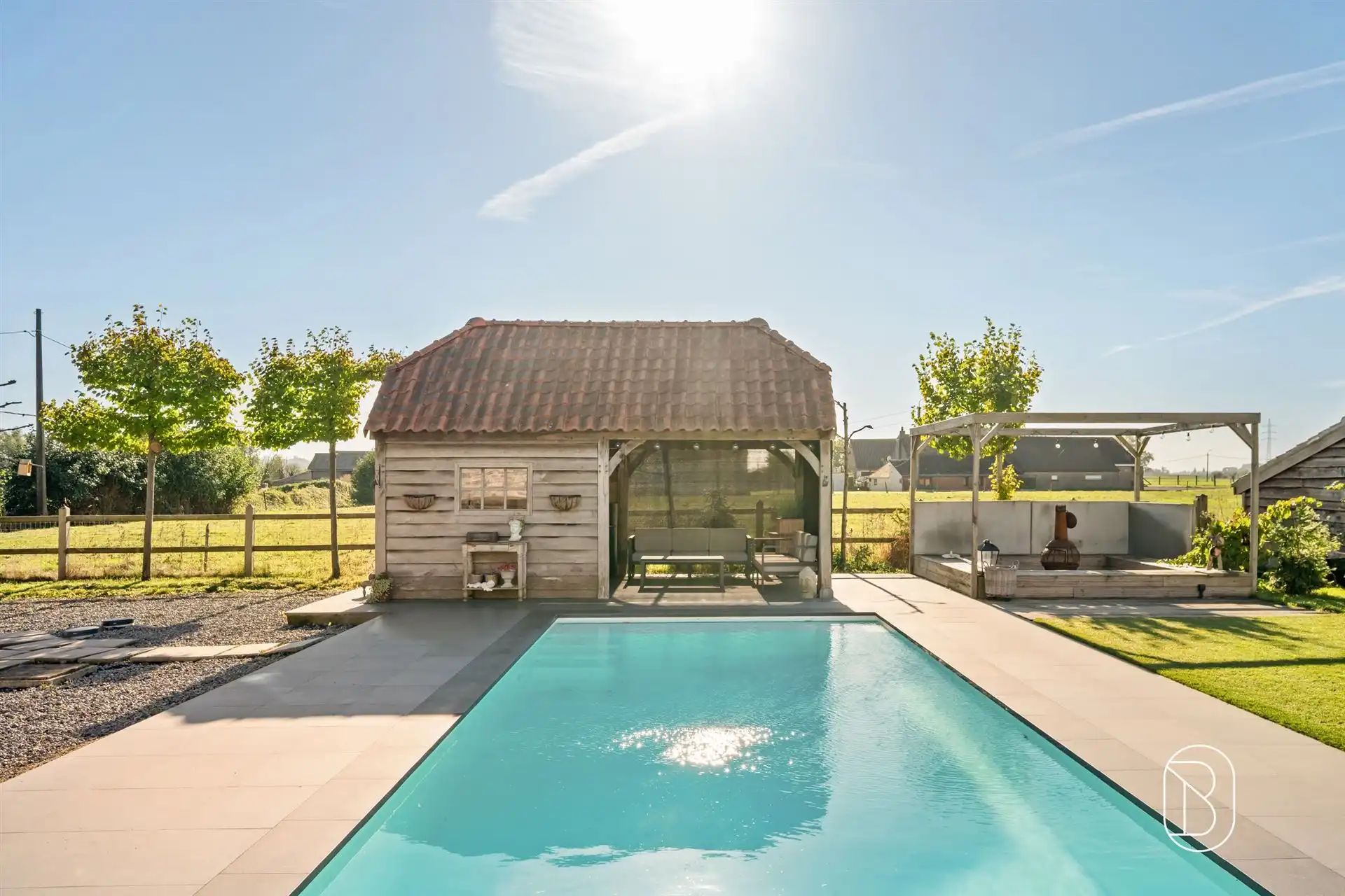 Recente woning met 2 loodsen en zwembad in Escanaffles foto 4