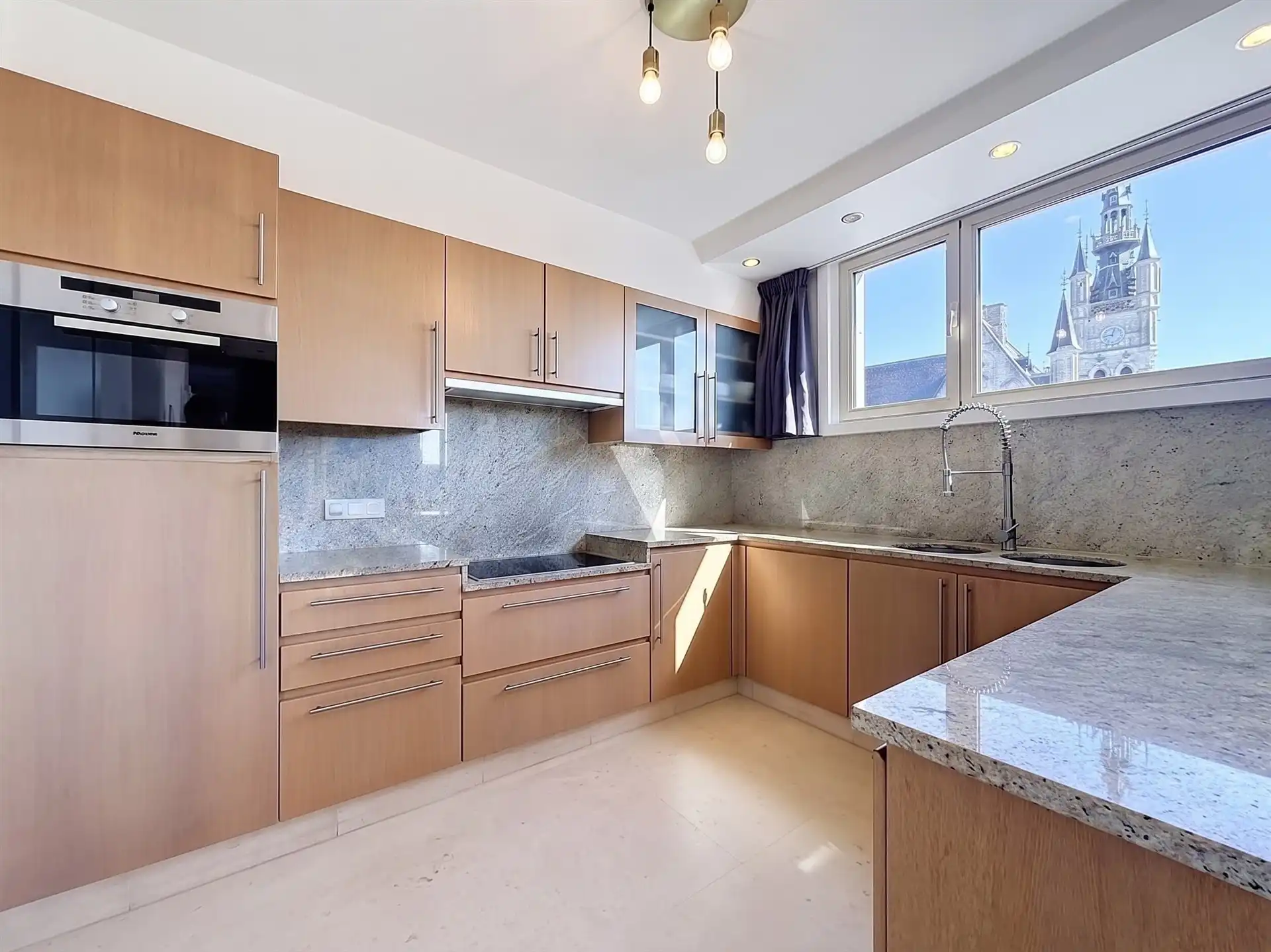 EXCLUSIEF APPARTEMENT MET TWEE TERRASSEN OP DE GROTE MARKT VAN SINT-NIKLAAS  foto 3