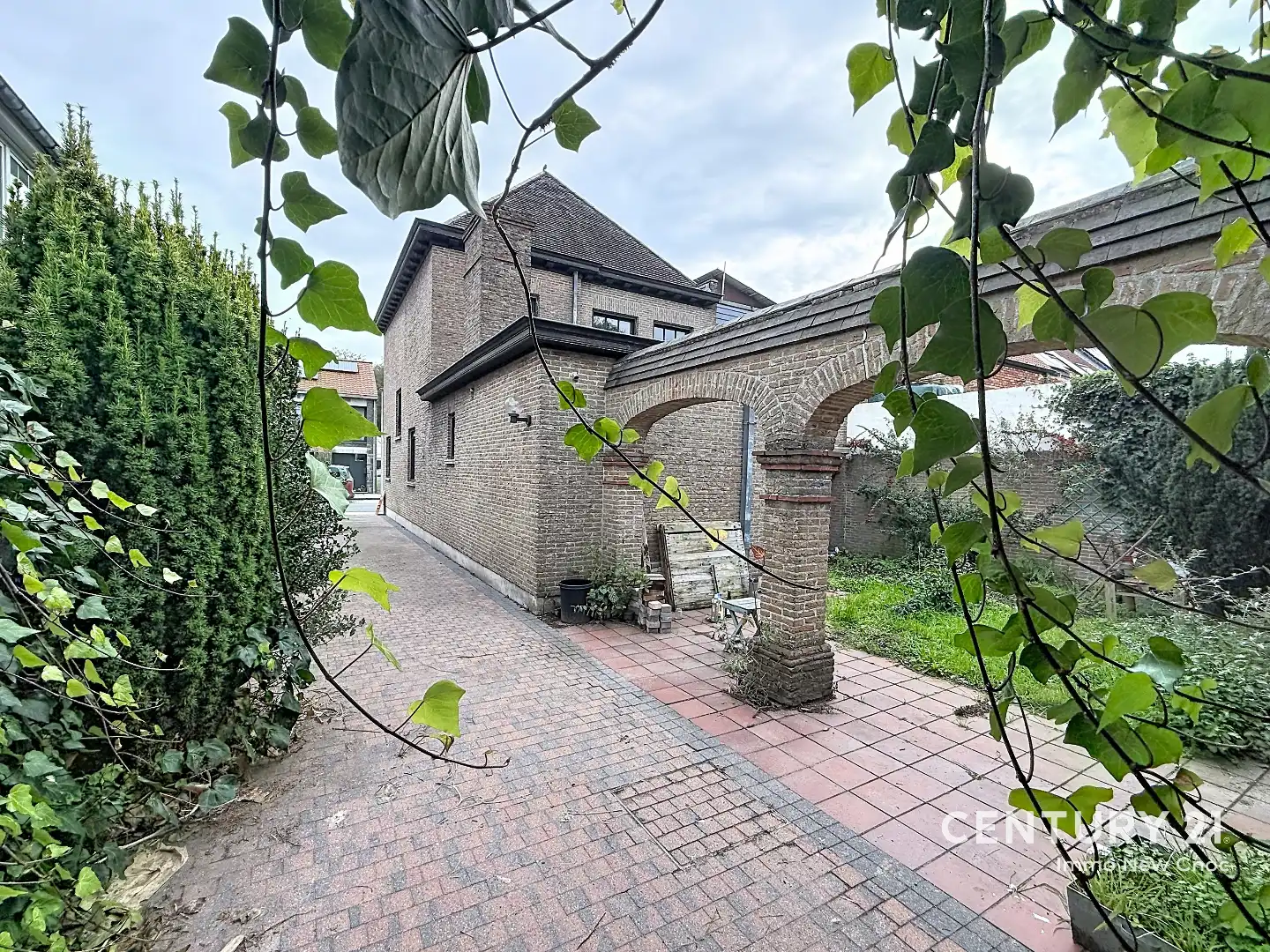 Karaktervolle halfopen woning met ruime bijgebouwen en grote tuin in Sint-Andries foto 3