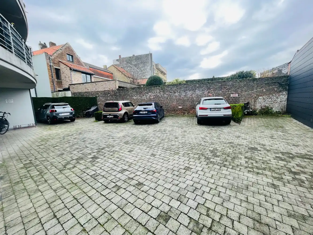 Kristus Koning      AUTOSTAANPLAATS in open lucht afgesloten van de straat ( op achterliggende grond van een appartementsgebouw  Res. Veldmaarschalk Foch)in foto 4