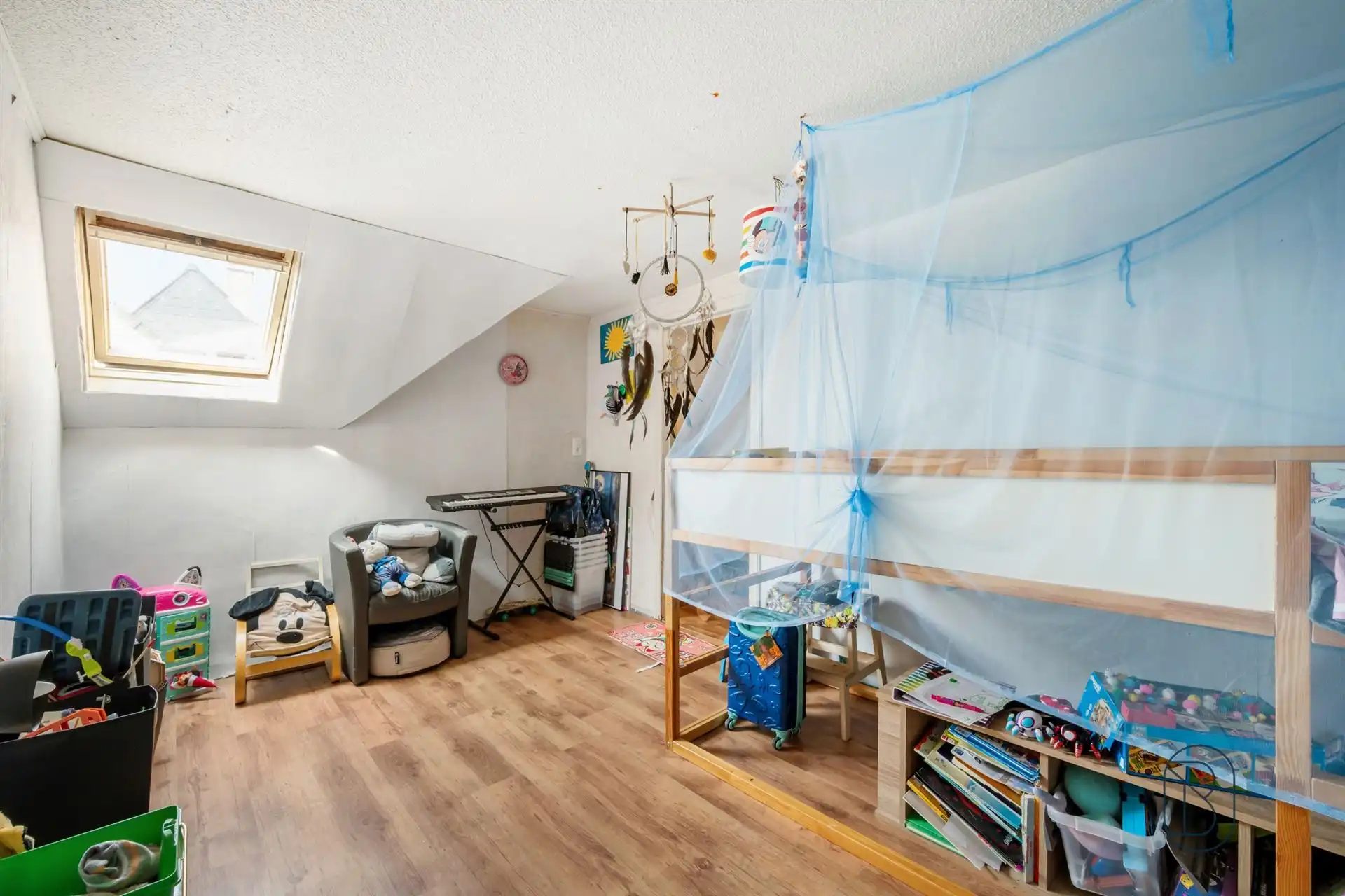 Rustig gelegen gezinswoning met 4 slk, garage en tuin foto 12