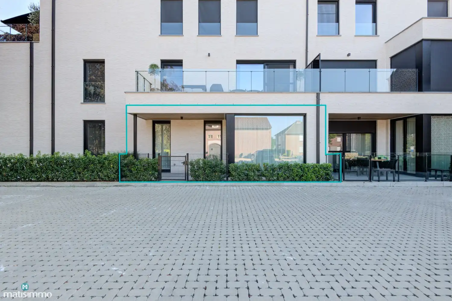 RECENT INSTAPKLAAR GELIJKVLOERS APPARTEMENT MET AIRCO, ZONNEPANELEN EN PARKEERPLAATS NABIJ HET CENTRUM VAN BILZEN foto 2
