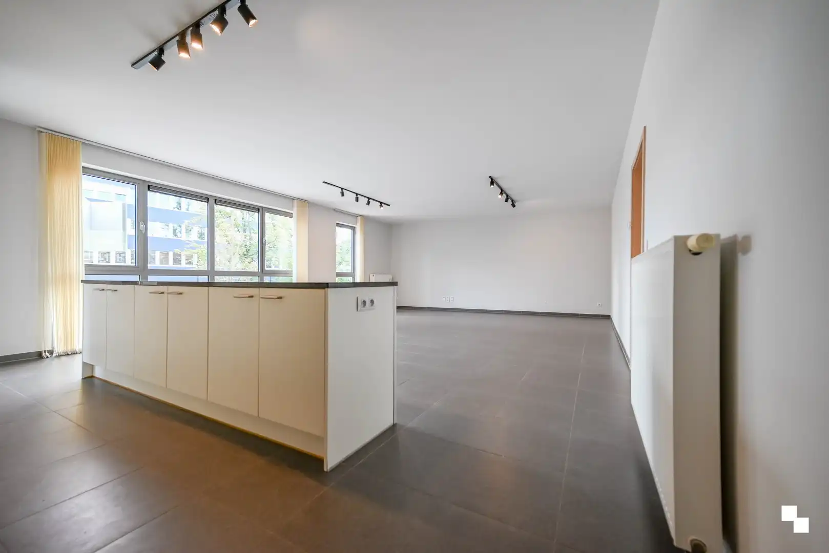 Ruim appartement met drie slaapkamers & garagebox foto 3