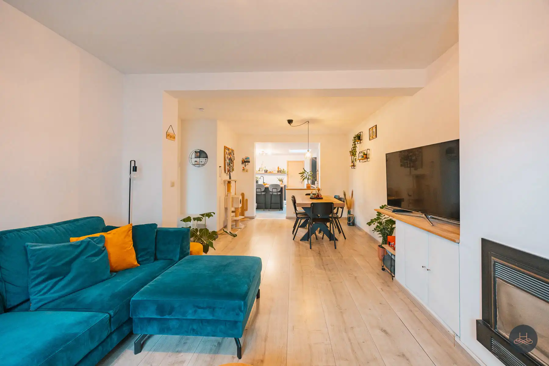 Charmante, halfopen, gerenoveerde woning met 3 staanplaatsen foto 2