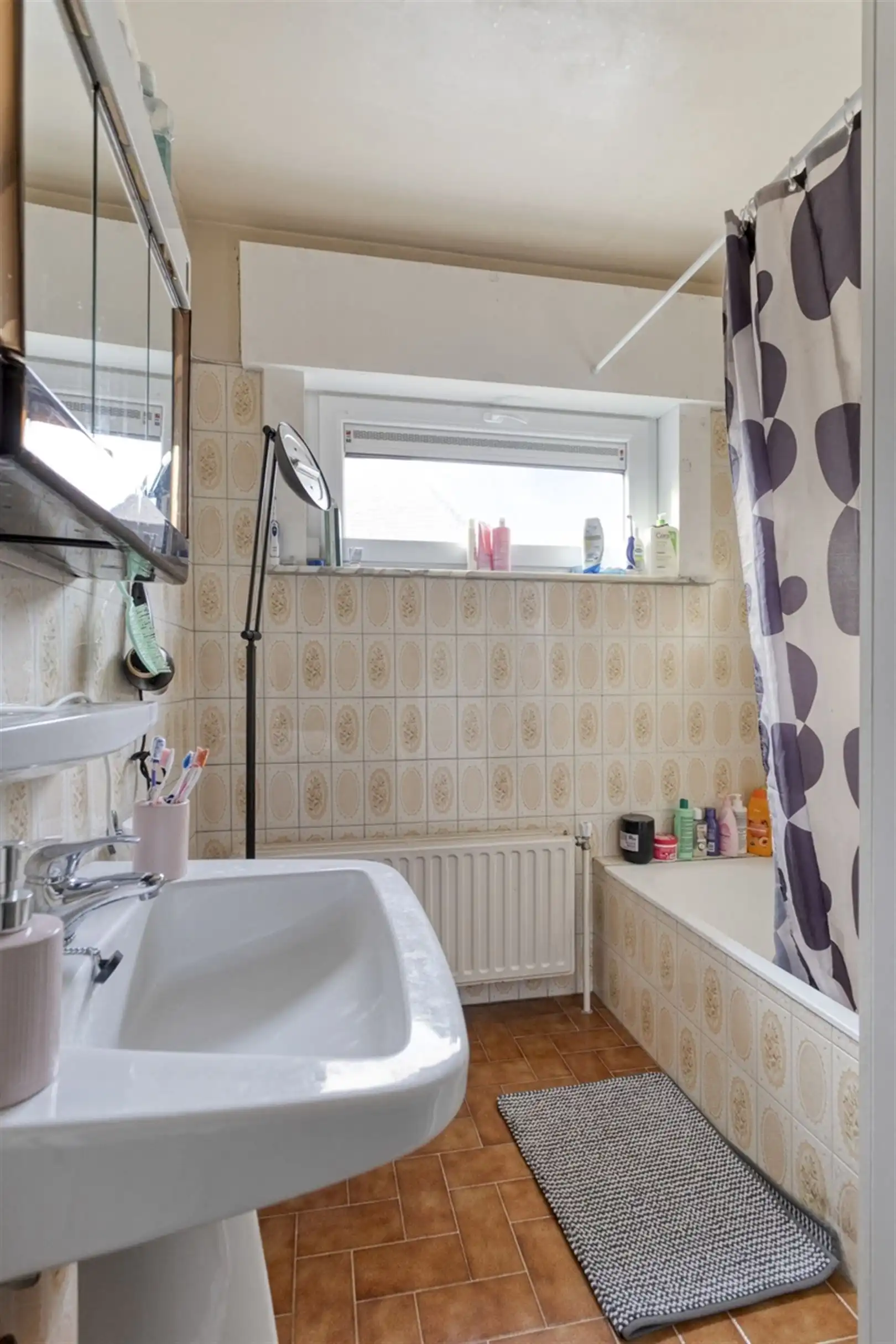 Ruime hoekwoning met 3 slaapkamers, grote zolder en 4 garages. foto 13