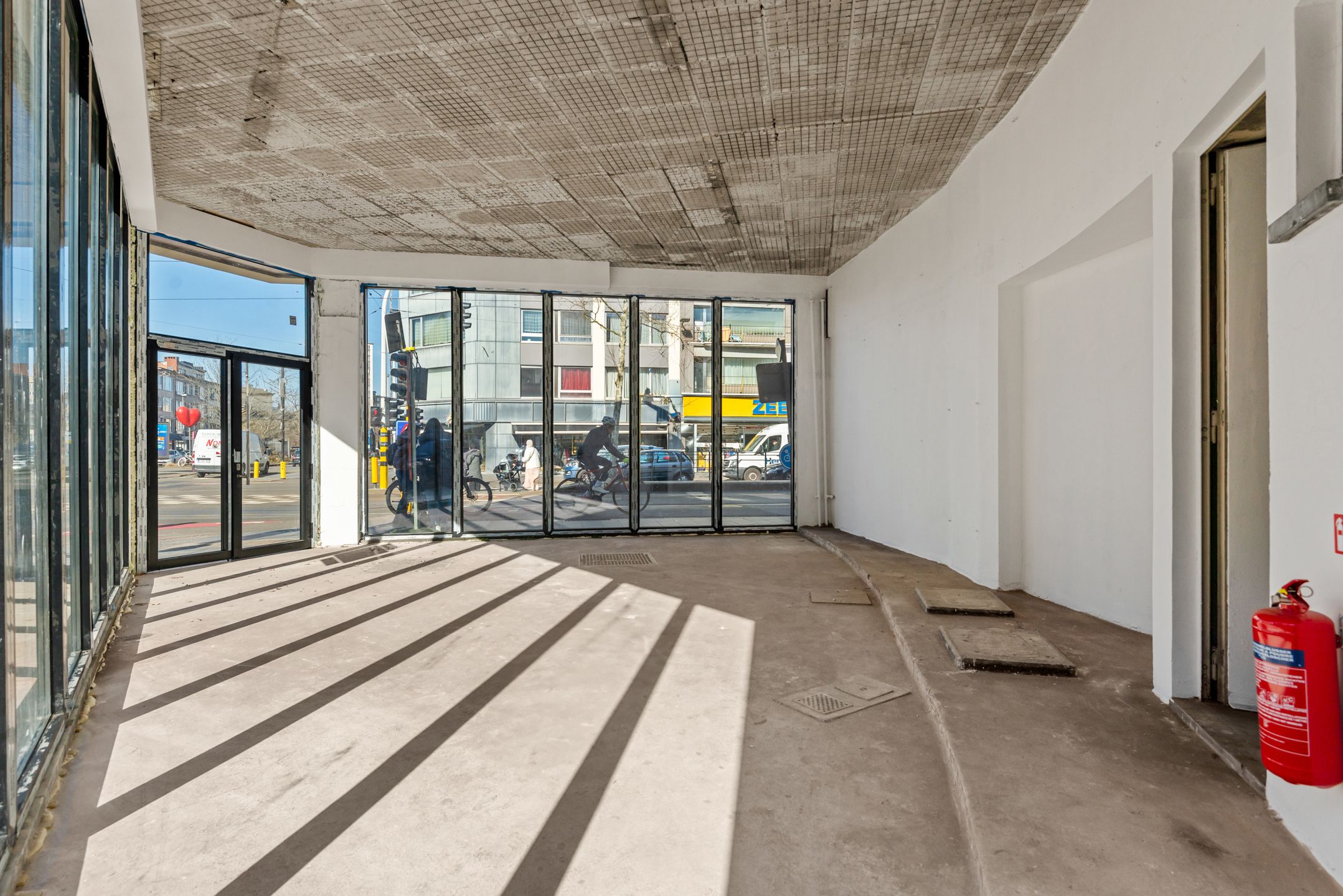 Casco handelsruimte in prachtig gerenoveerd hoekpand foto 3
