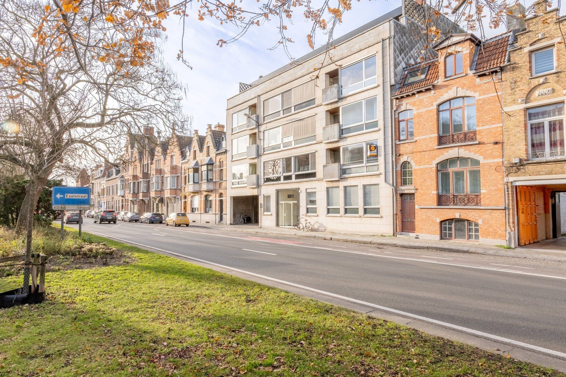 Gesloten garagebox aan de Komvest te Brugge foto {{pictureIndex}}