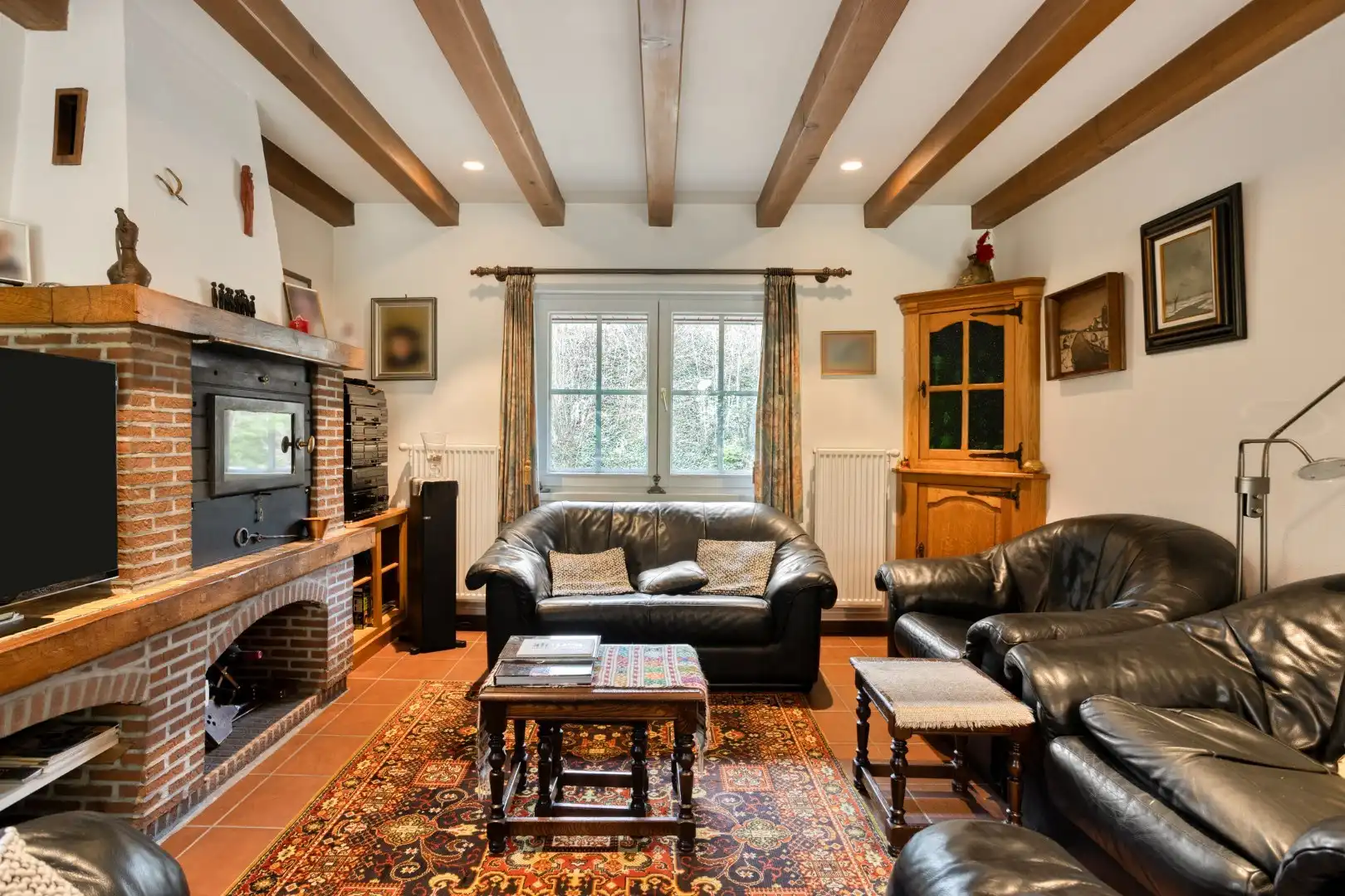 Alleenstaande woning met 2 slaapkamers, garage en grote tuin - verscholen in het groen. foto 6