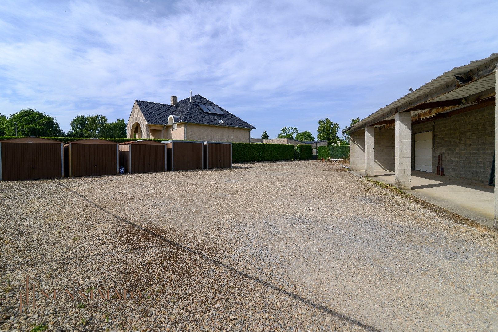 INVESTEERDERSOPPORTUNITEIT - GEBOUW MET TOONZAAL + 4 APPARTEMENTEN + MAGAZIJN + GARAGEBOXEN + BOUWGROND foto 2