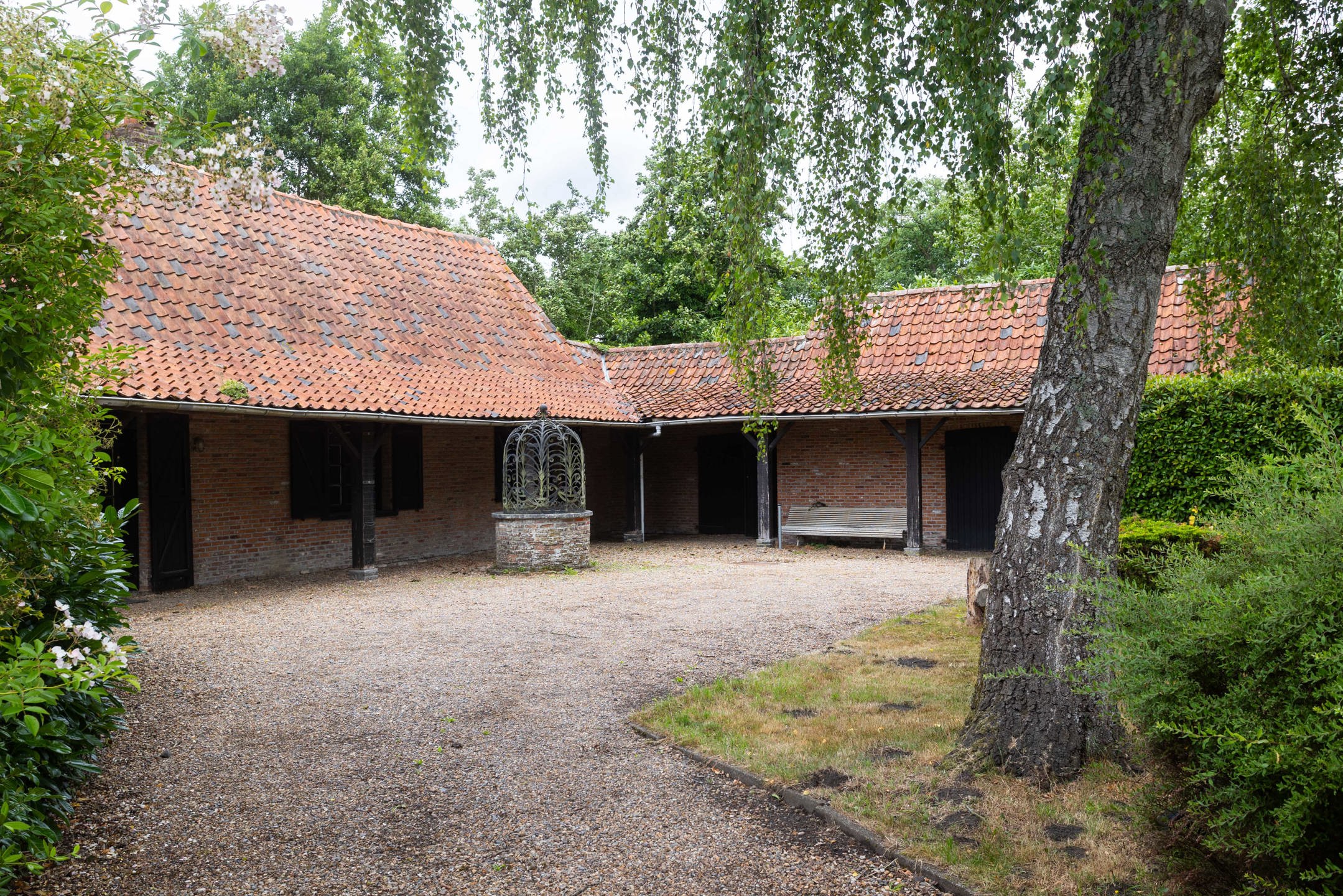Uniek landhuis met aparte conciergewoning op 2 Hect grond foto 2