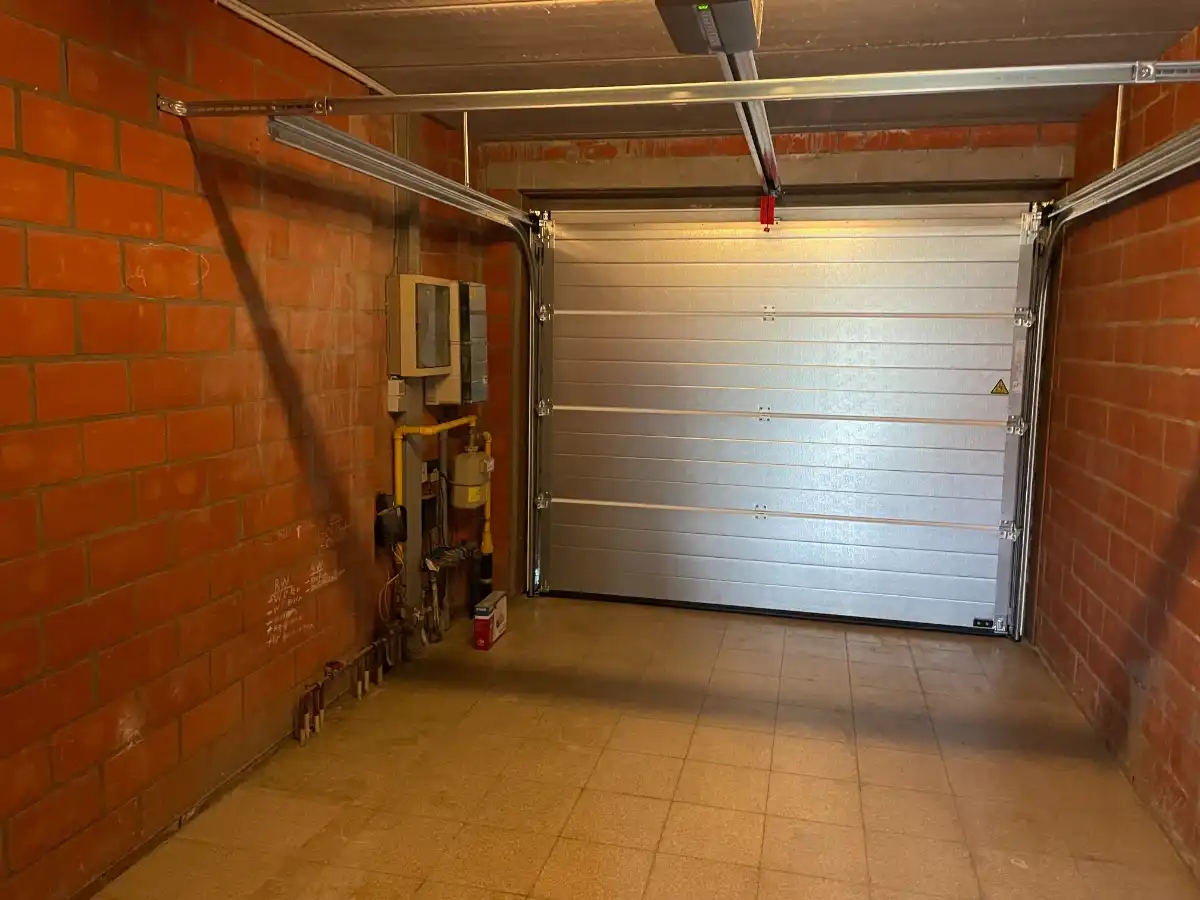 EENGEZINSWONING met tuin & garage foto 10