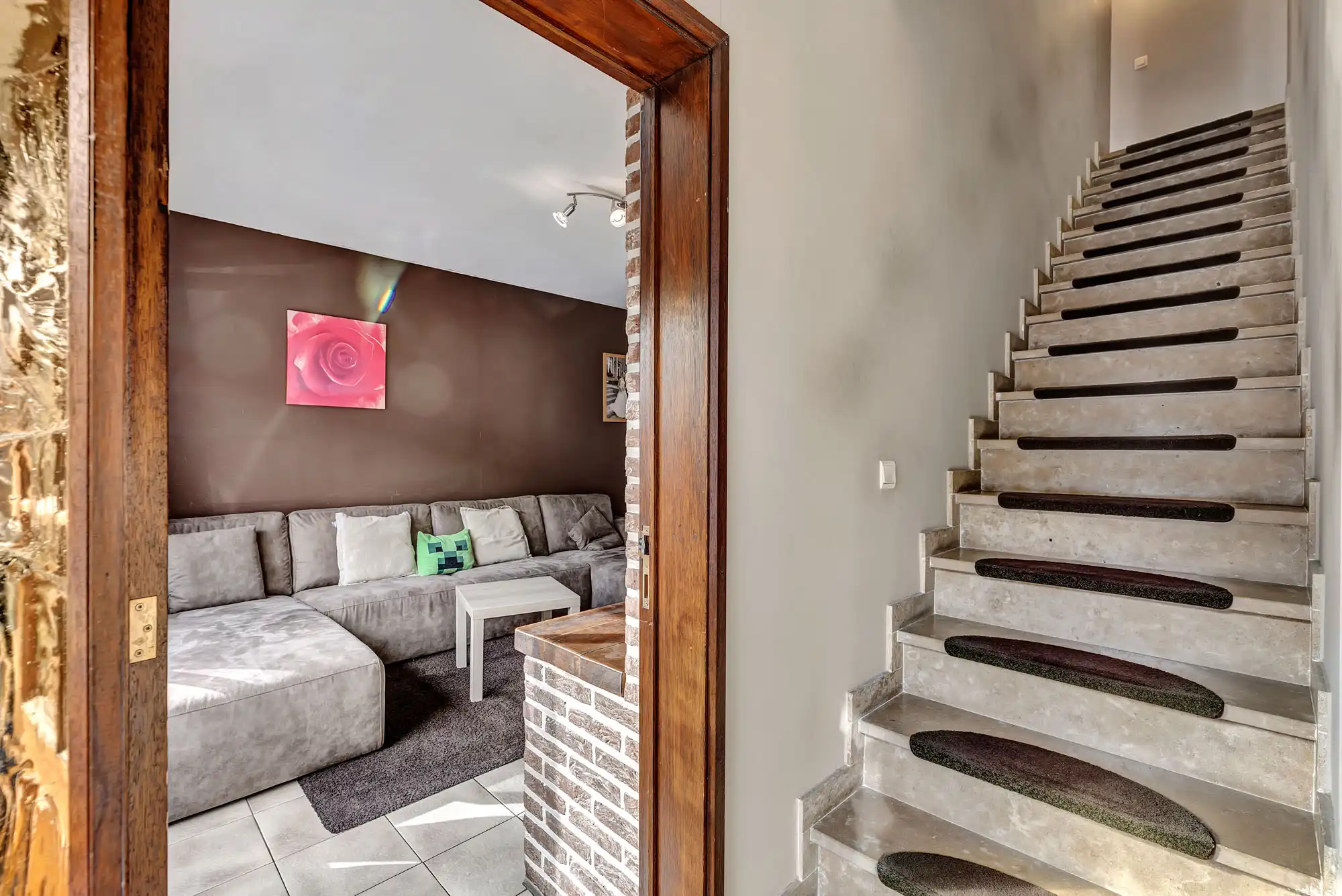 Gezellige gezinswoning met veranda, tuin en garage te koop foto 2