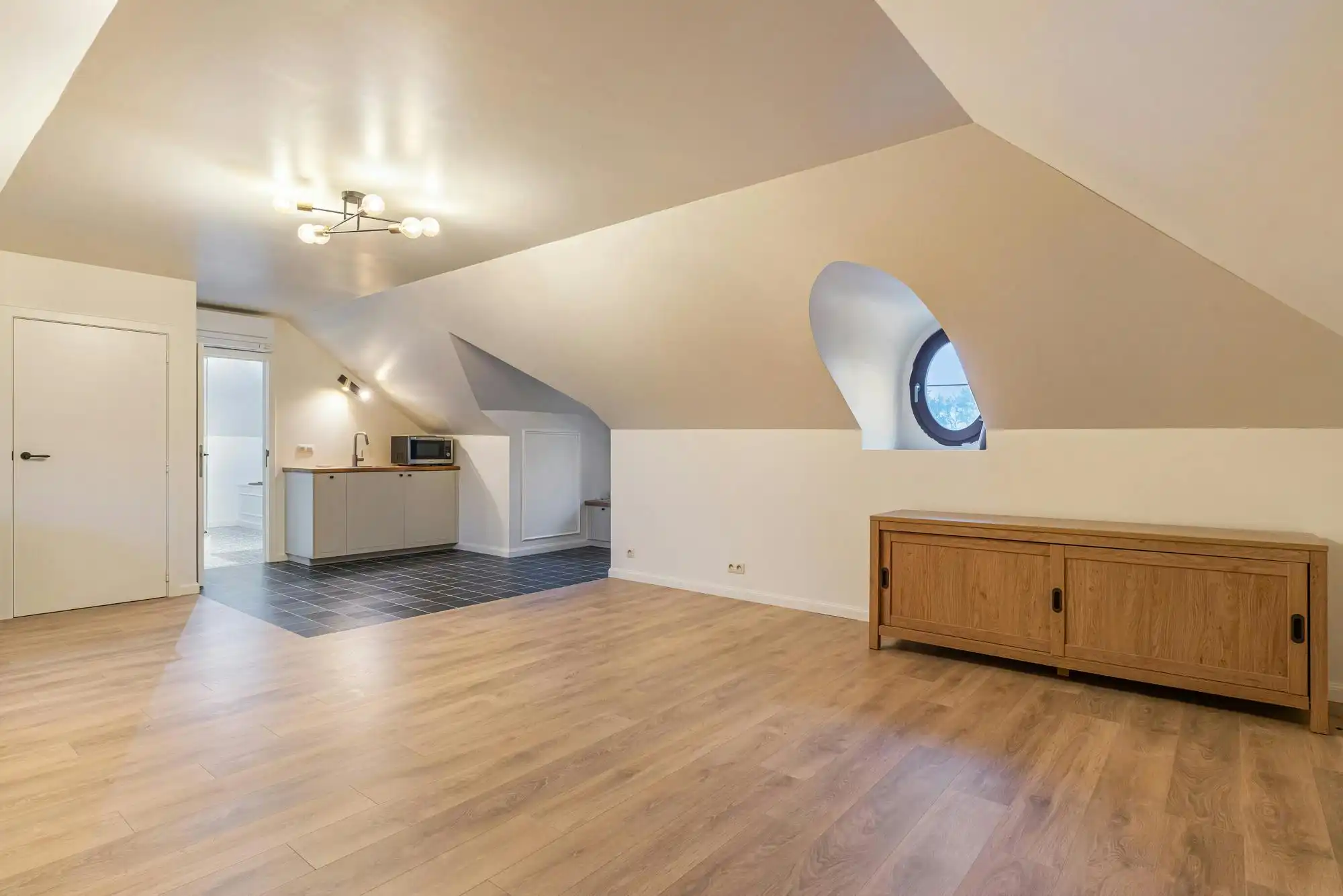 Pastorijvilla met praktijkruimte en studio te Zonhoven foto 24