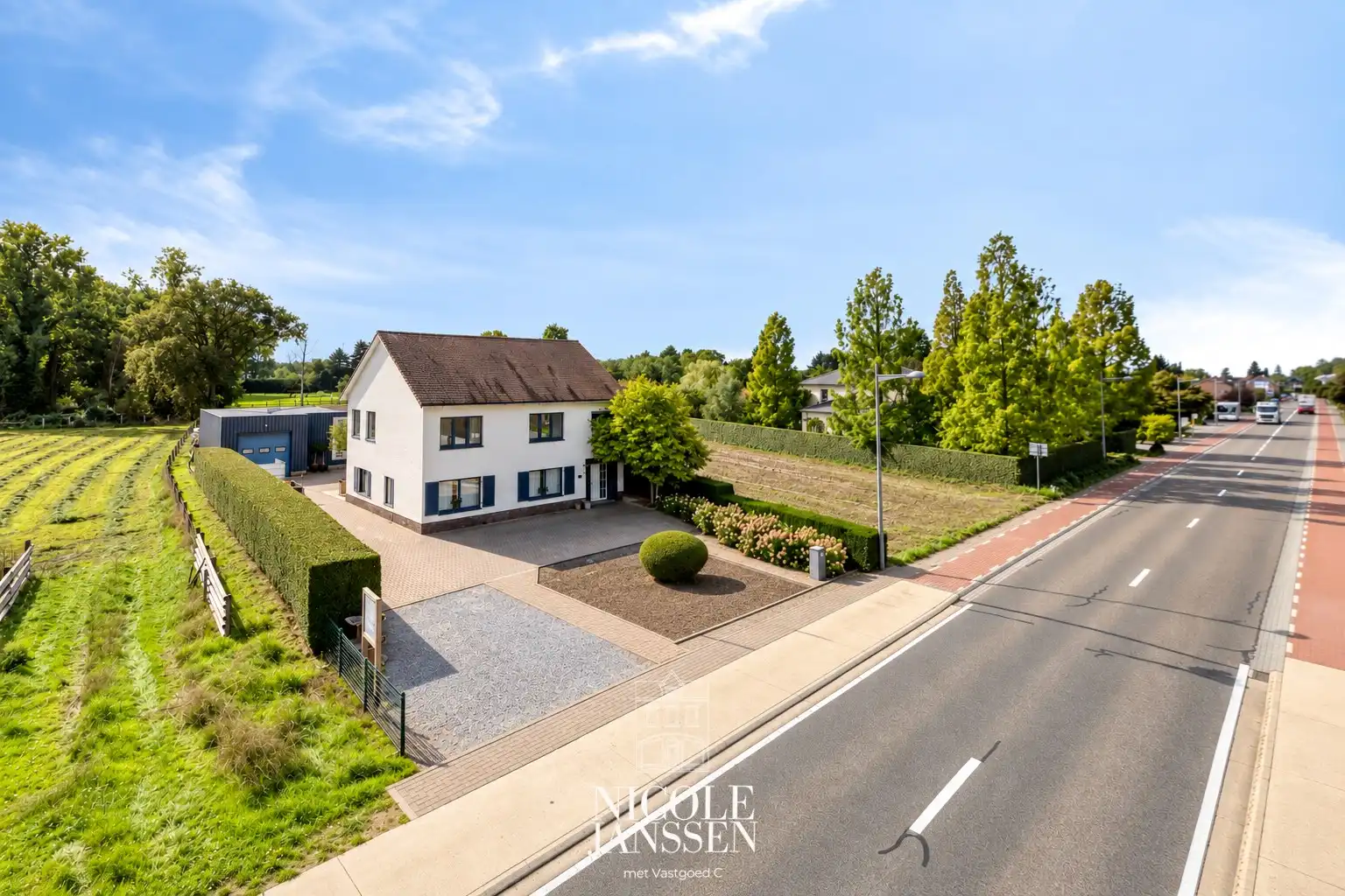 Ruime gezinswoning met loods  foto 2