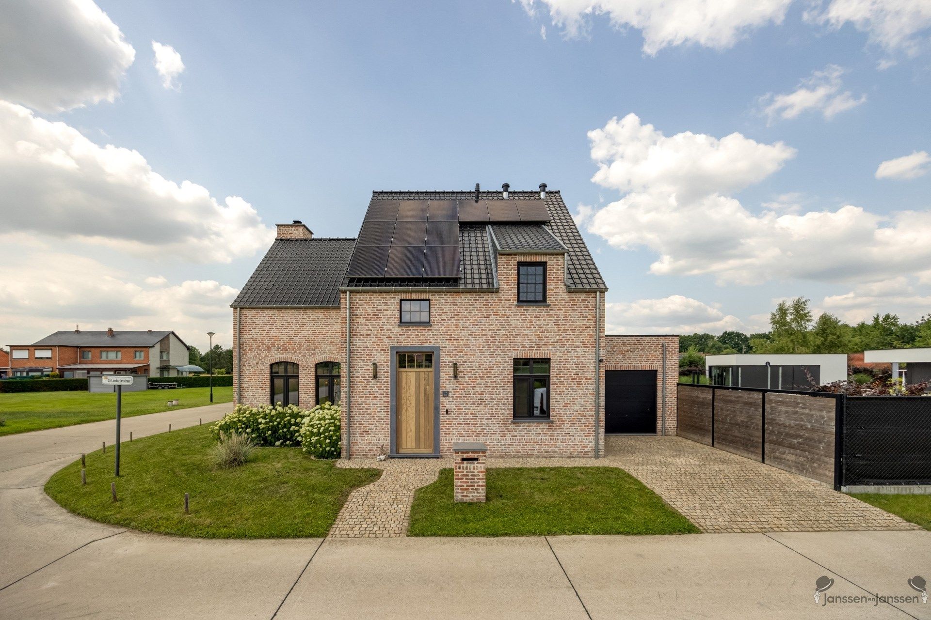Recente woning met 3 slaapkamers op 482 m² foto {{pictureIndex}}