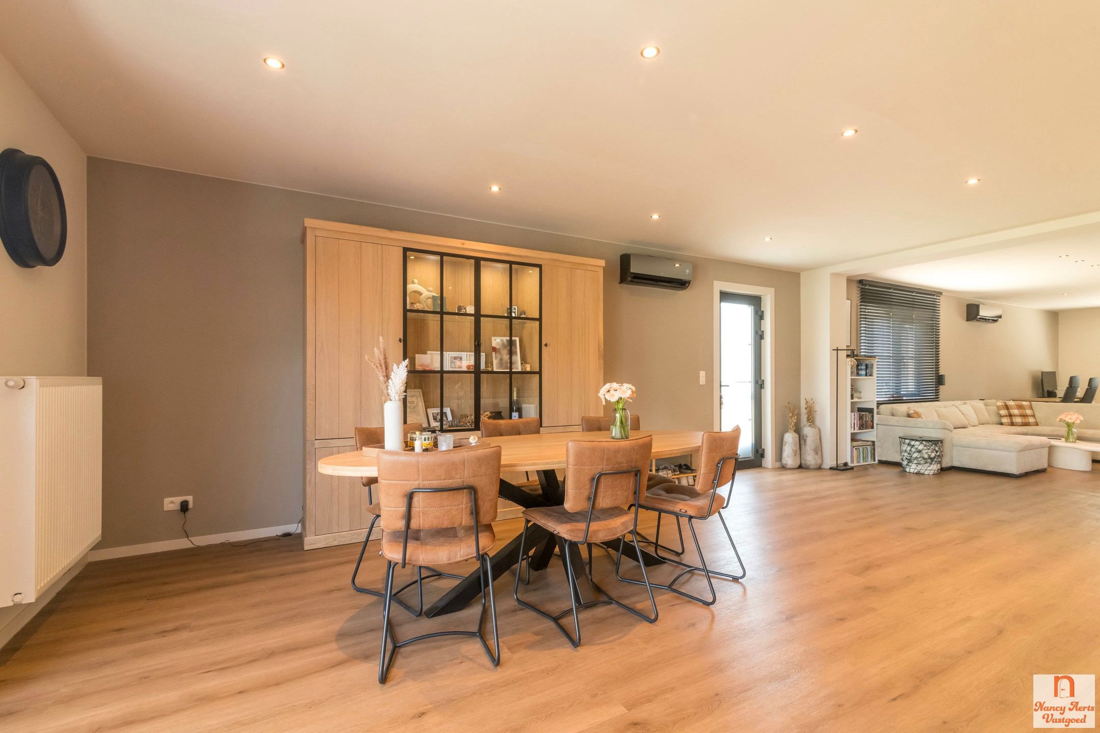 Volledig gerenoveerde woning met bijbouw en grote tuin foto 12