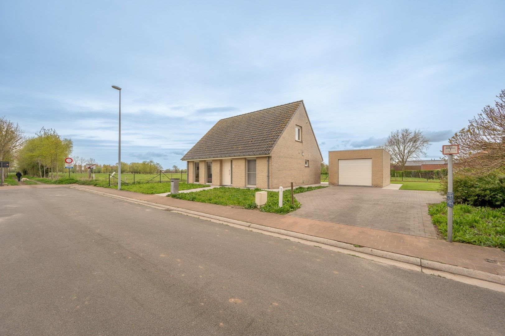 Vrijstaande woning op rustige ligging te Oedelem. foto {{pictureIndex}}