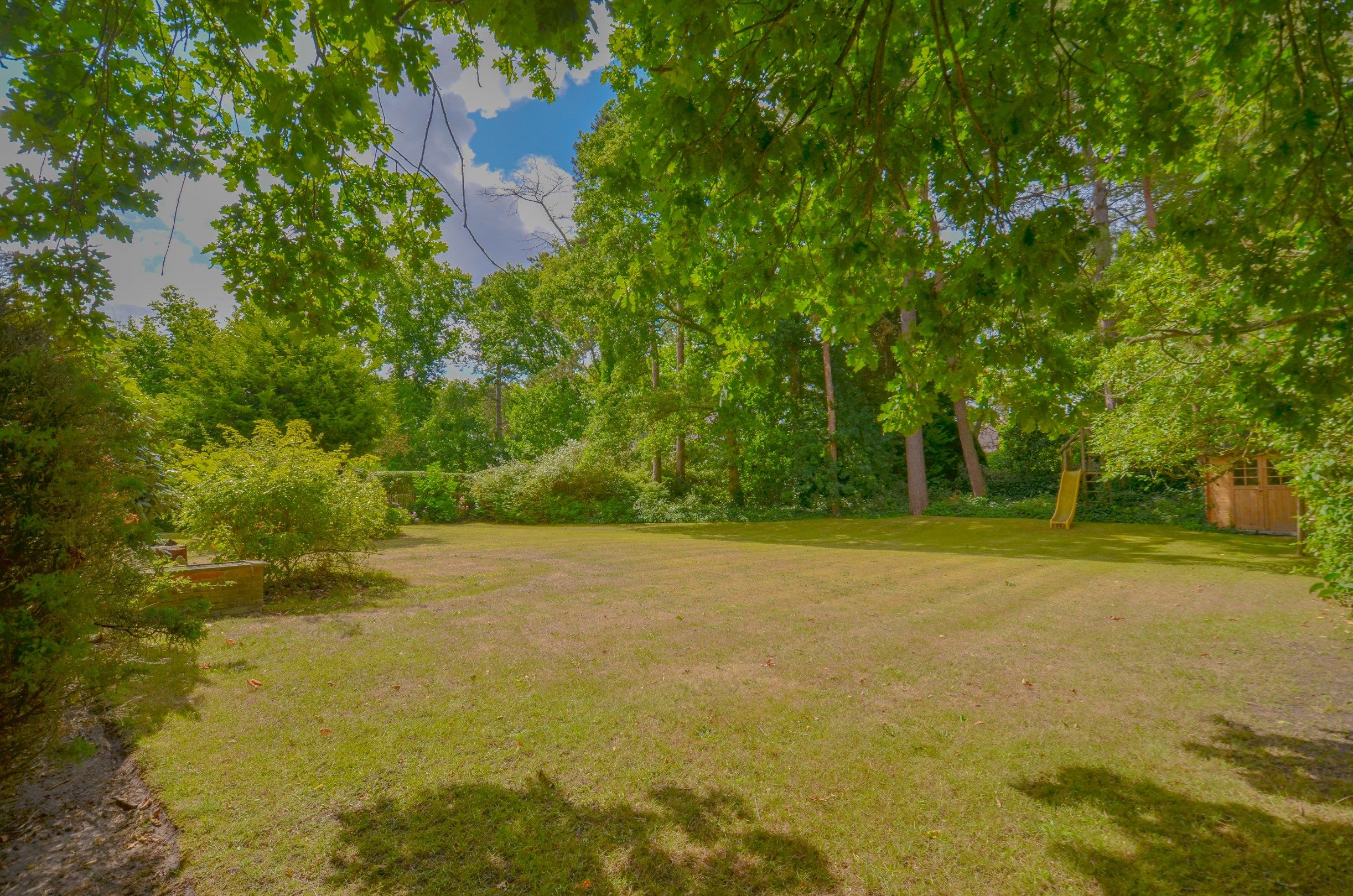  Exclusieve villa met veel privacy gelegen op een absolute toplocatie in het Zoute. foto {{pictureIndex}}