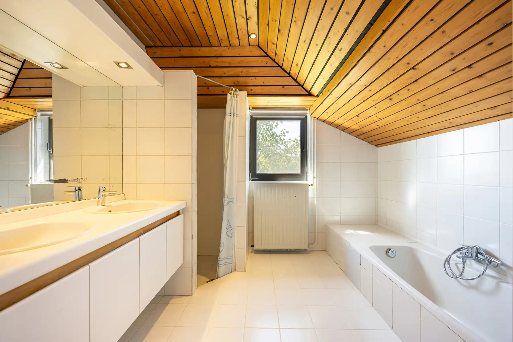 Ruime gezinswoning op een perceel van ca 675 m² in een doodlopende straat. foto 13