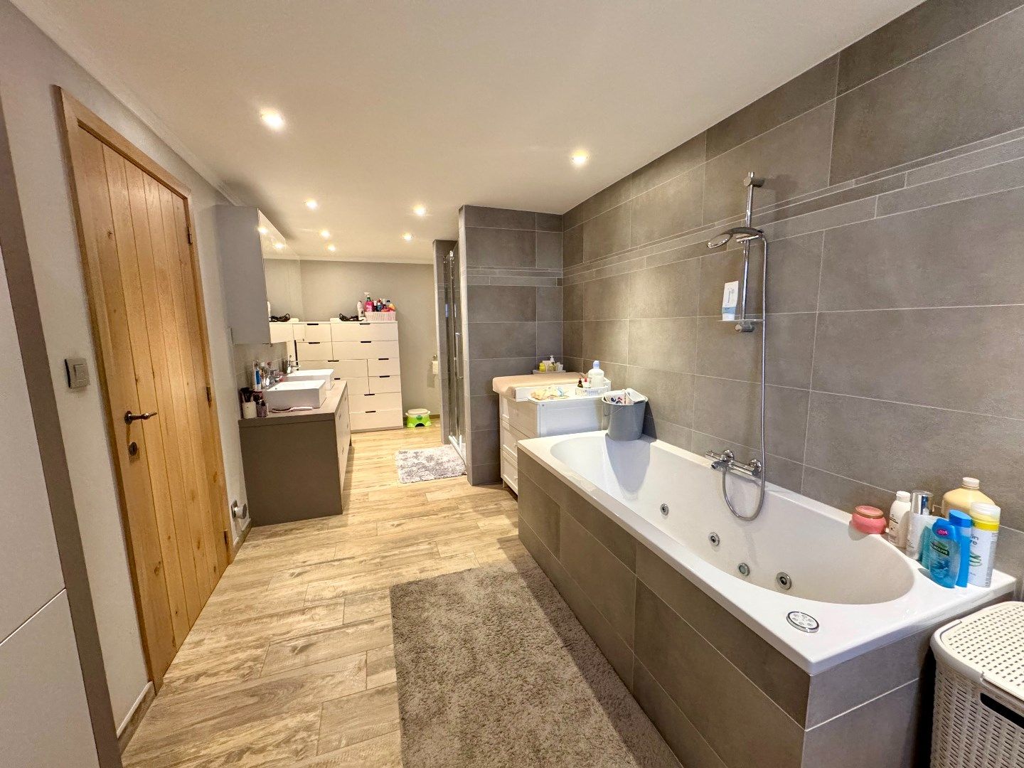 INSTAPKLARE HALFOPEN WONING MET 4 SLPKS, TUIN EN GARAGE foto 11