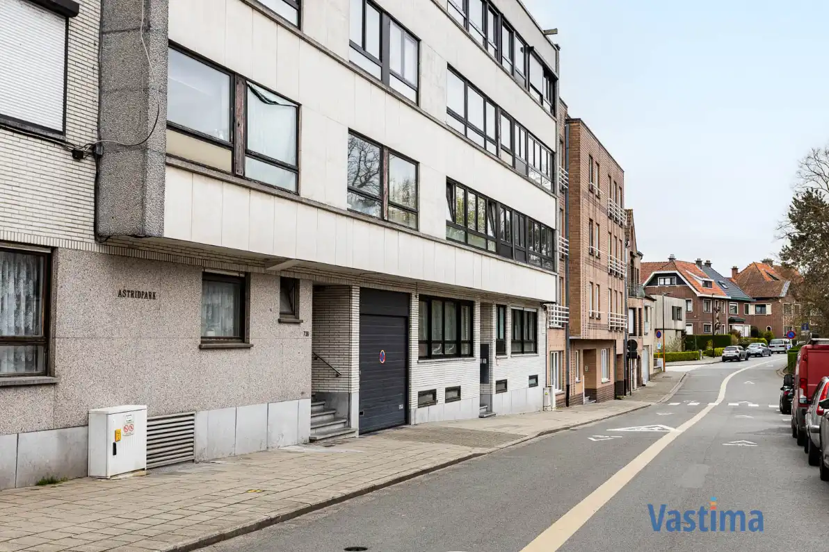 Gelijkvloers appartement met 2 slaapkamers, ruim terras en staanplaats foto 2