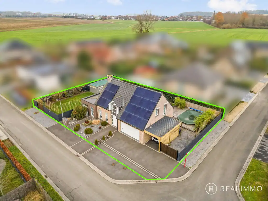 Ruime hedendaagse villa met zwembad in een gegeerde residentiële omgeving foto {{pictureIndex}}