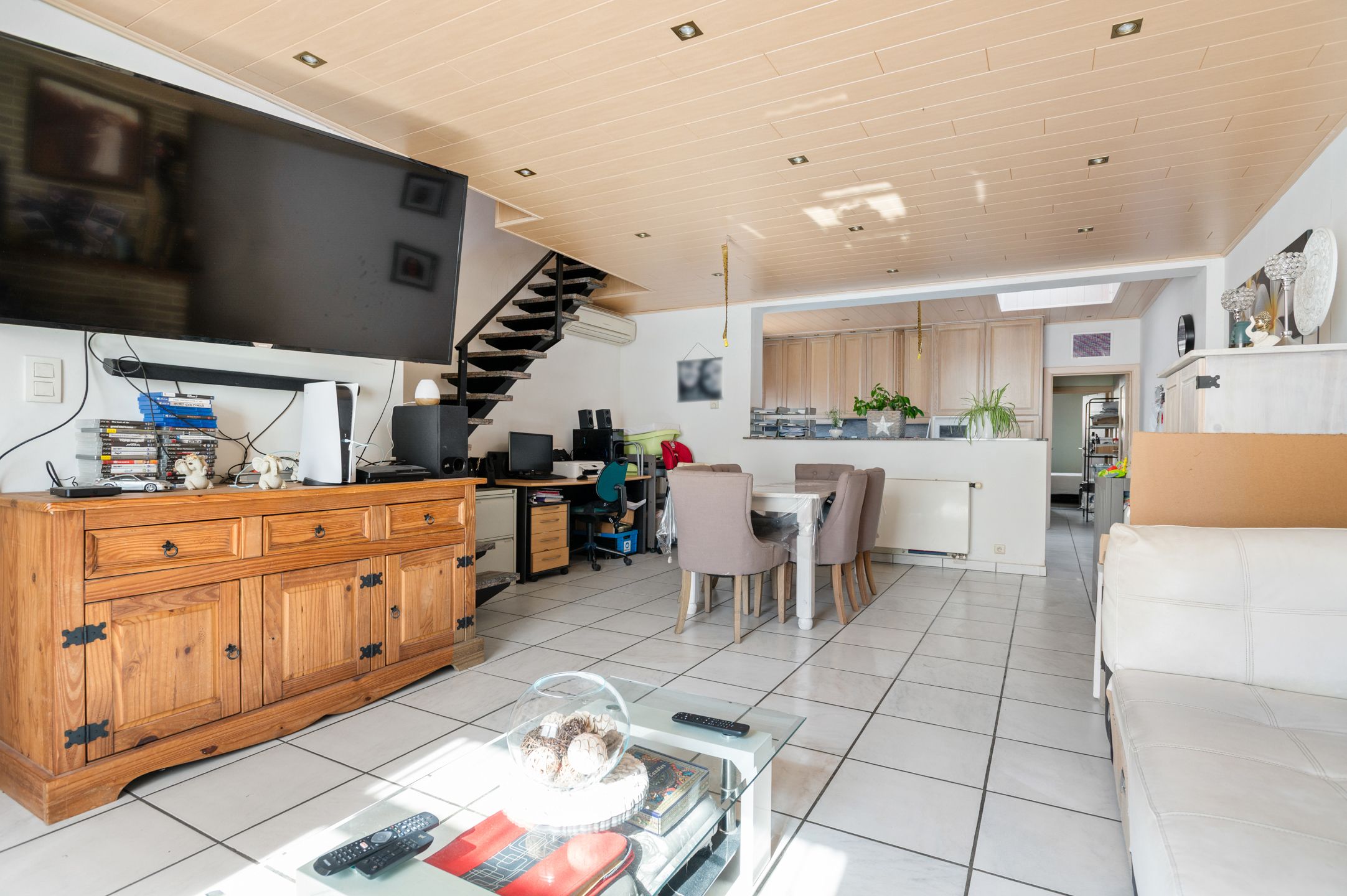 IN OPTIE!!! Instapklare woning met 4 slaapkamers, koer, tuin en garage op 01 are 93 ca foto 2