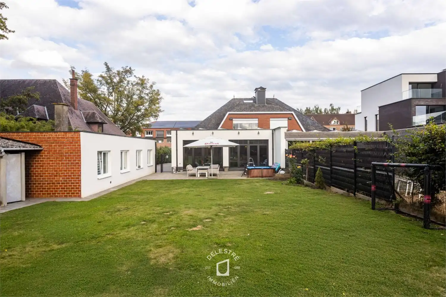 ** IN OPTIE **&nbsp;GERENOVEERDE WONING MET 6 SLPK. EN TUIN foto 4