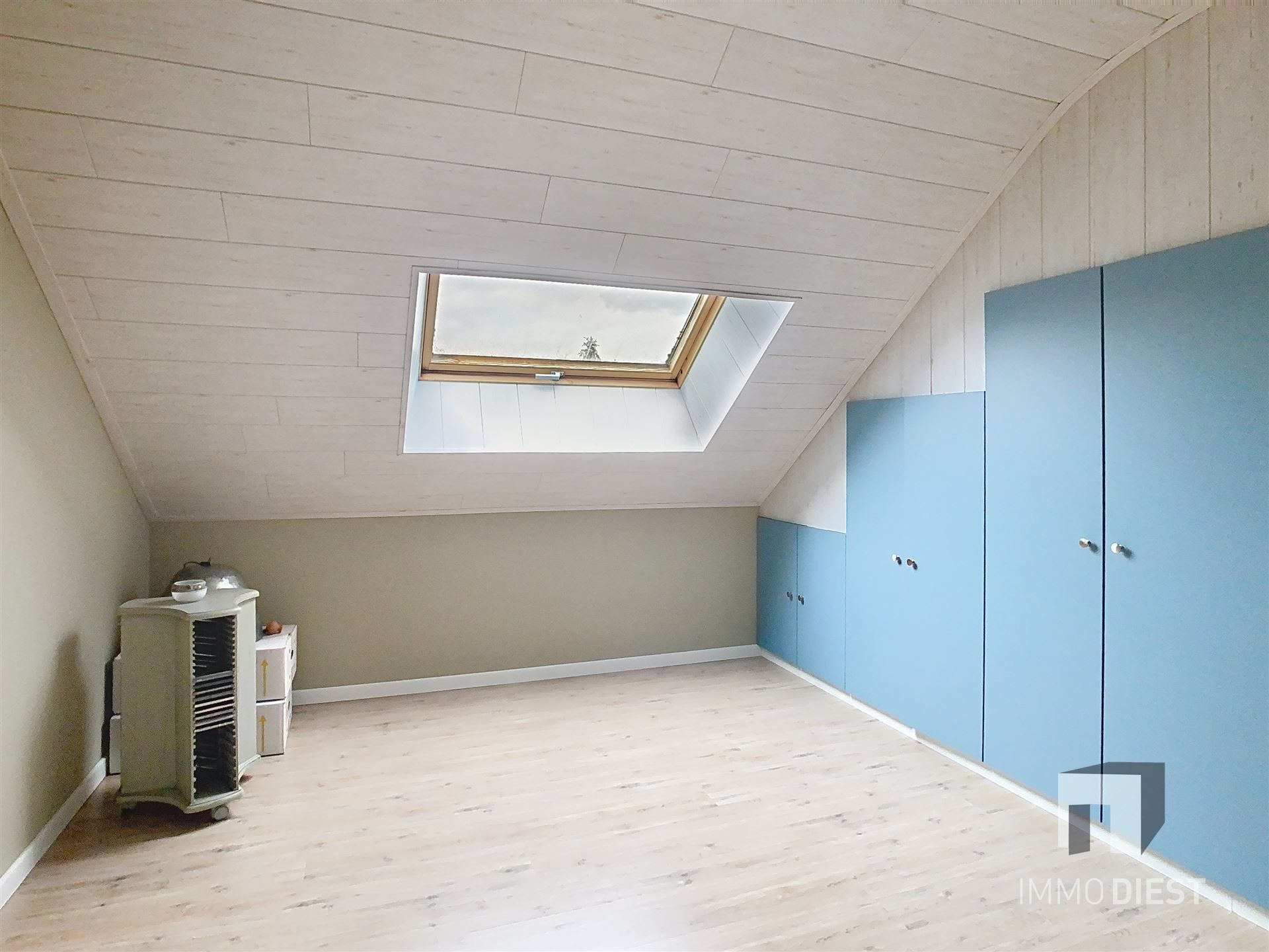 Energiezuinige en prima onderhouden gezinswoning met 4/5 slaapkamers en zwembad op 10 are. foto 32