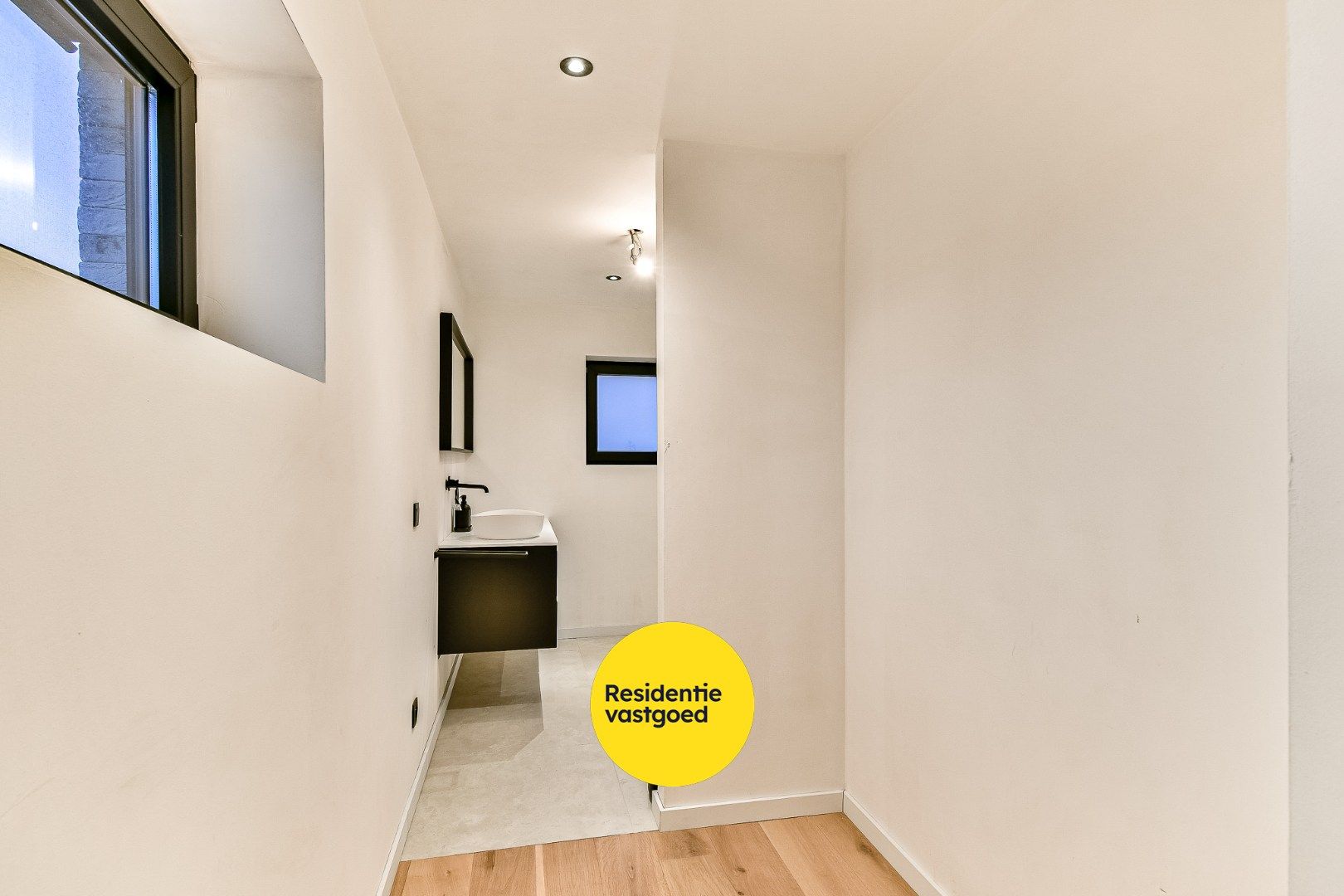 Volledig gerenoveerde halfopen woonst foto 12