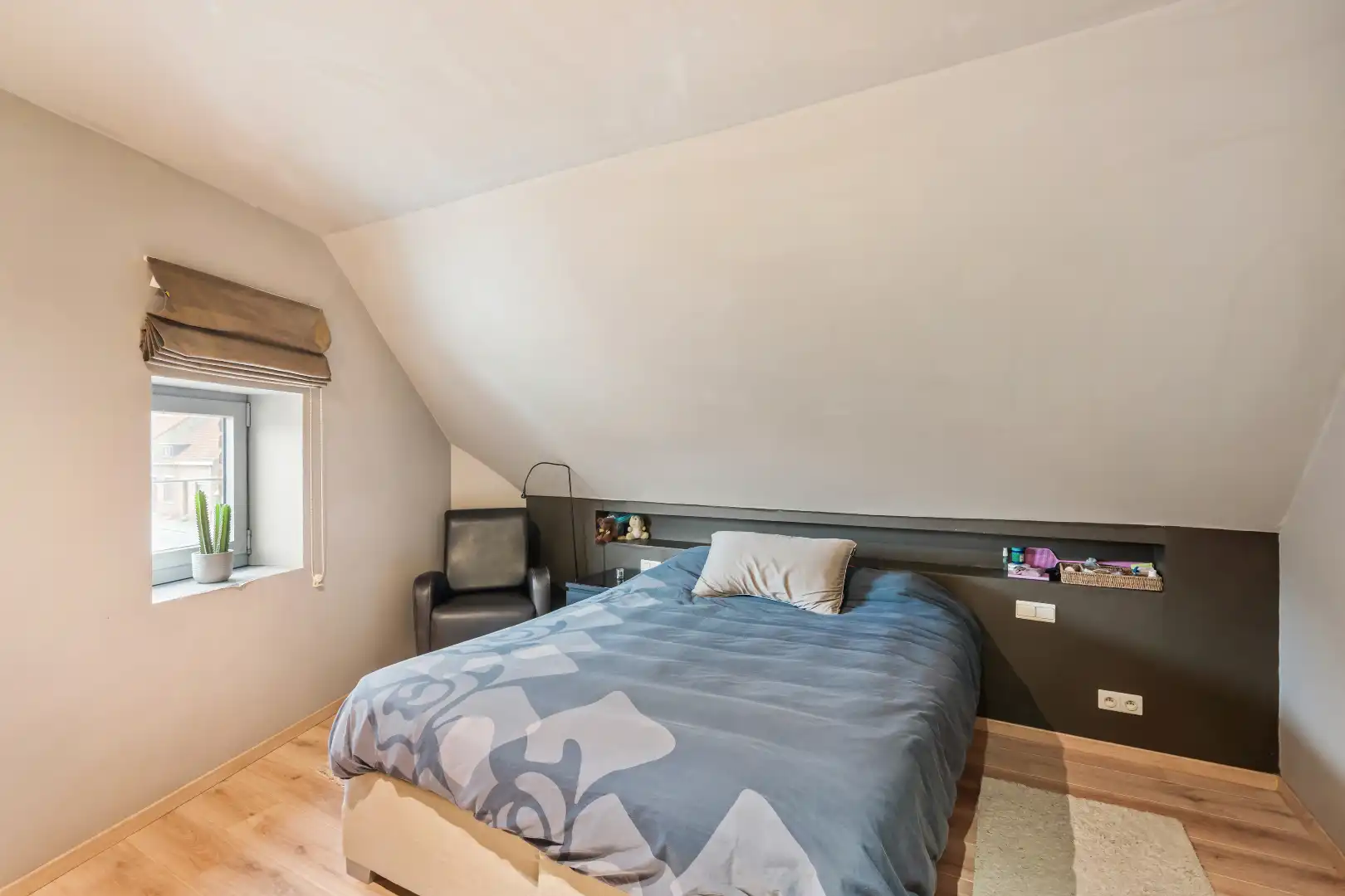 Verrassend ruime woning met grote garage en polyvalente ruimte in de dorpskern van Boezinge! foto 15