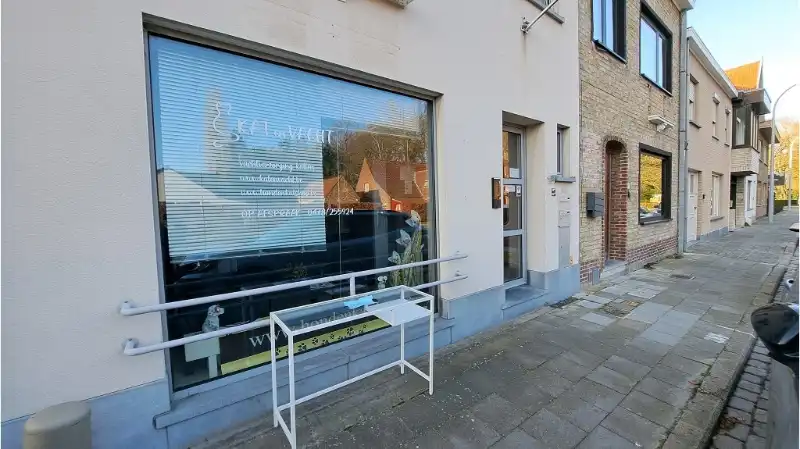 Instapklaar handelspand met 2 polyvalente ruimtes te huur in Loppem Zedelgem foto {{pictureIndex}}