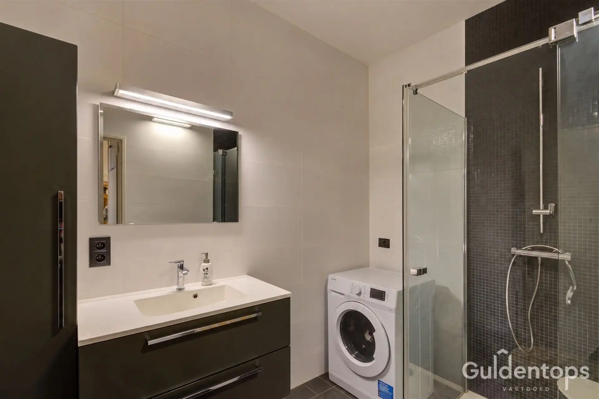 Ruim en lichtrijk 1 slker appartement met terras en parking foto 8