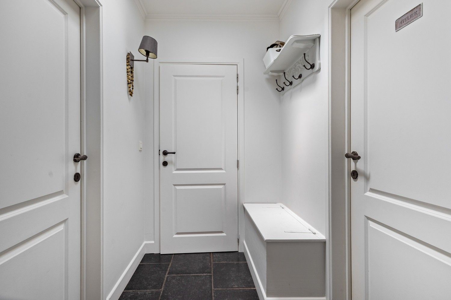 Prachtige woning met 3 ruime slaapkamers, inpandige garage met oprit, tuin & atelier! foto 11