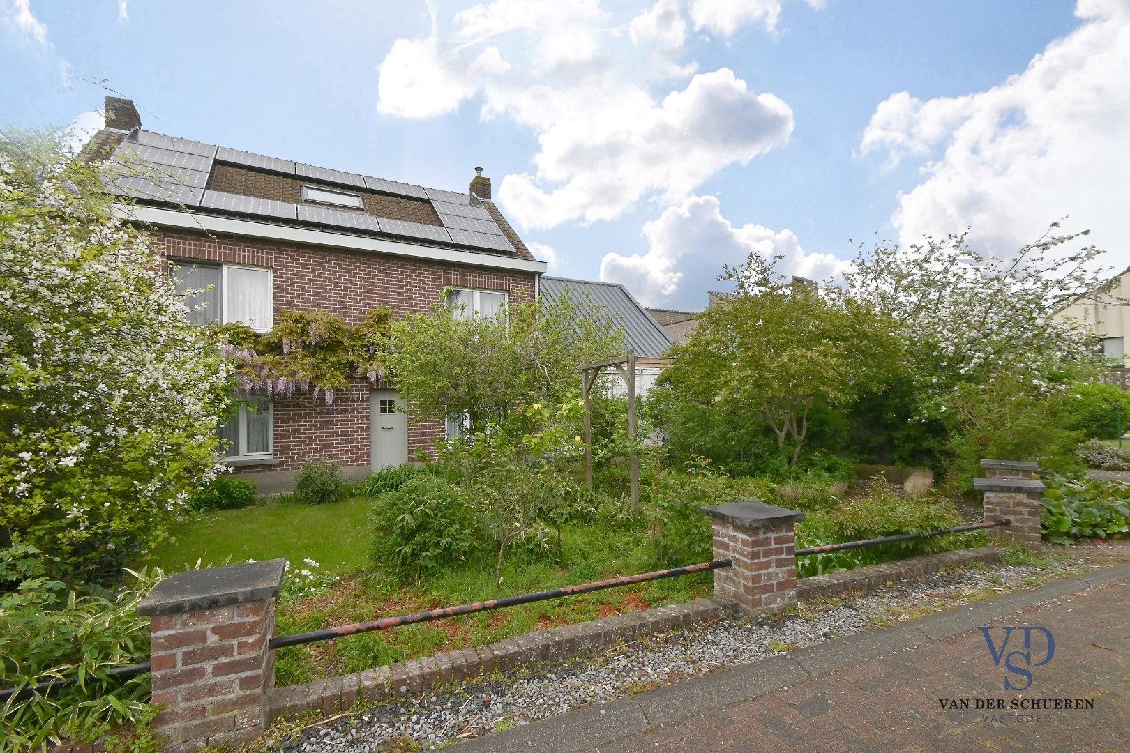 Charmante woning op royaal perceel van 1.618 m² foto 3