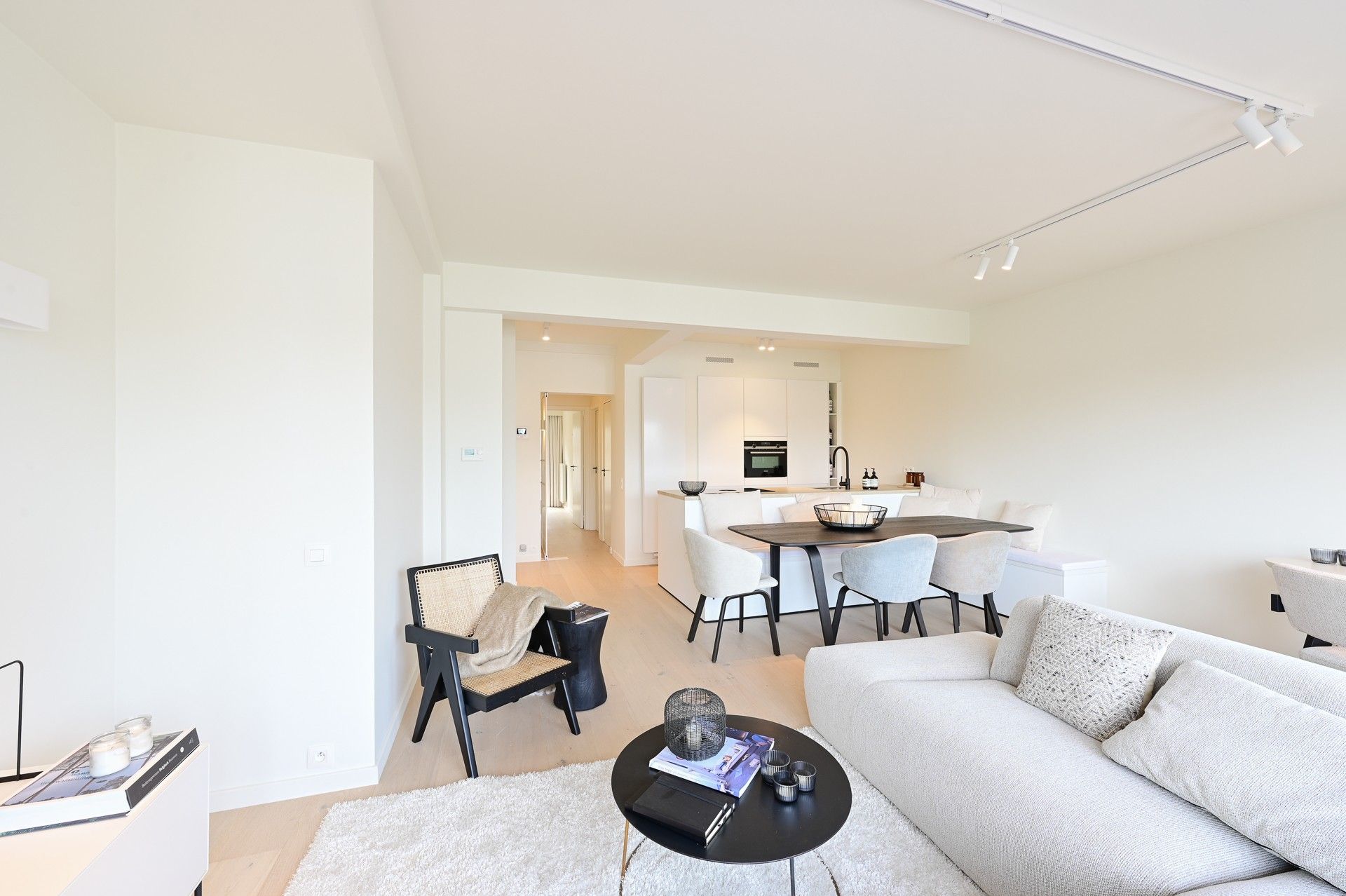 Vernieuwd appartement met zonovergoten leefruimte foto 2