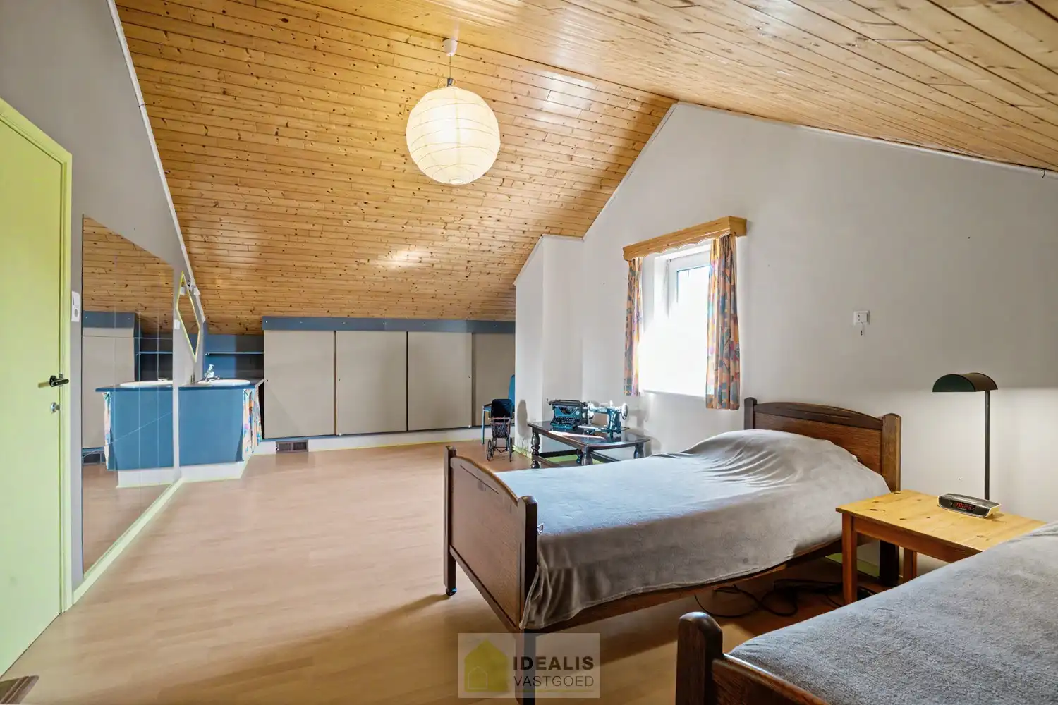IDEALIS VASTGOED – ROYALE, INSTAPKLARE EN ZEER GOED ONDERHOUDEN GEZINSWONING OP EEN RUSTIG PERCEEL VAN 8A 44CA MET 4 KNAPPE SLAAPKAMERS, RUIME GOED UITGERUSTE BADKAMER, RECENT GERENOVEERDE KEUKEN, HEERLIJKE VERANDA EN VRIJSTAANDE CARPORT - De woning omvat maar liefst +- 225m² bewoonbare oppervlakte met een ruime lichtrijke woonkamer, uitgeruste recent gerenoveerde keuken, 4 slaapkamers, ruime badkamer voorzien van ligbad en inloopdouche, hobbykamer/werkplaats en vrijstaande carport met achterliggende fietsenberging. foto 17