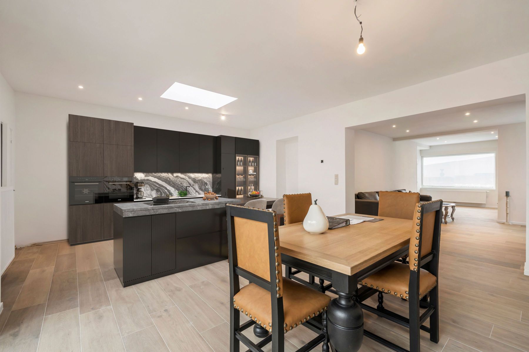 Charmante gerenoveerde woning met ruime garage & magazijn foto 6
